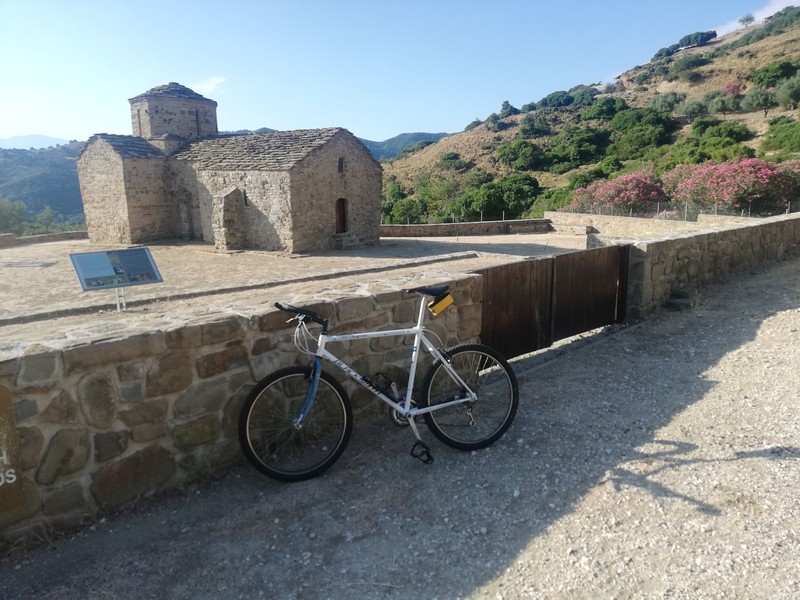 Chiesa medievale alle spalle di Chato Achaià in bici con un telaio Forgione di 26 anni