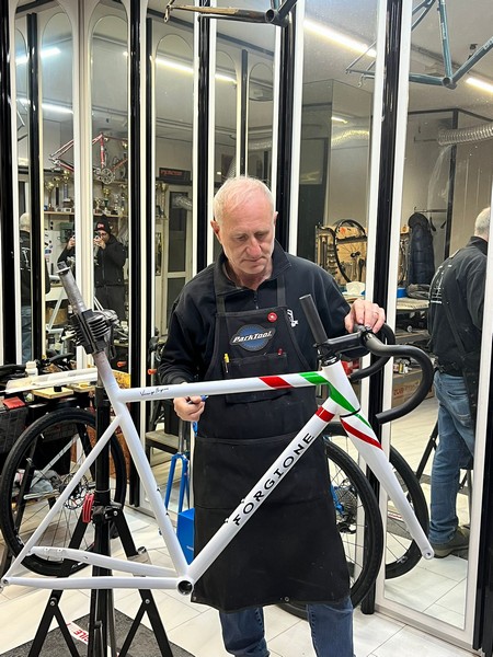 Vincenzo Forgione with his FrecciaItalia frame during a working phase