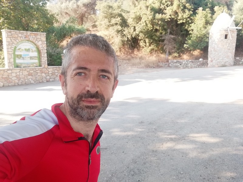 Riccardo in Grecia sulla sua bicicletta MTB Forgione Telai realizzata 26 anni fa