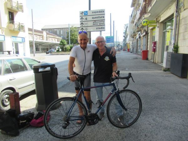 Gabriele de Módica: un viaje en bicicleta desde Campania hasta Sicilia con su cuadro Forgione