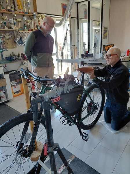 Peter Leonard, la Trans Balkan Race y una bicicleta construida para cruzar los Balcanes