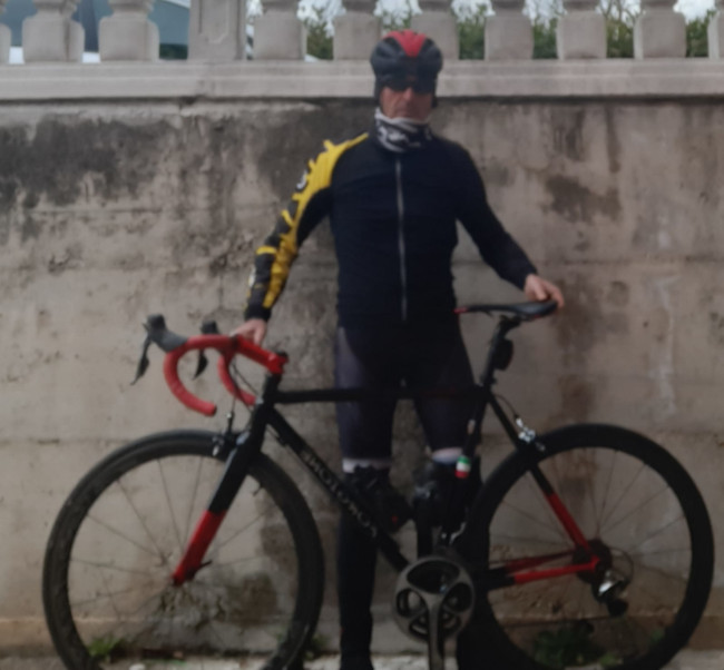 Gianluca con la sua bici in acciaio Forgione