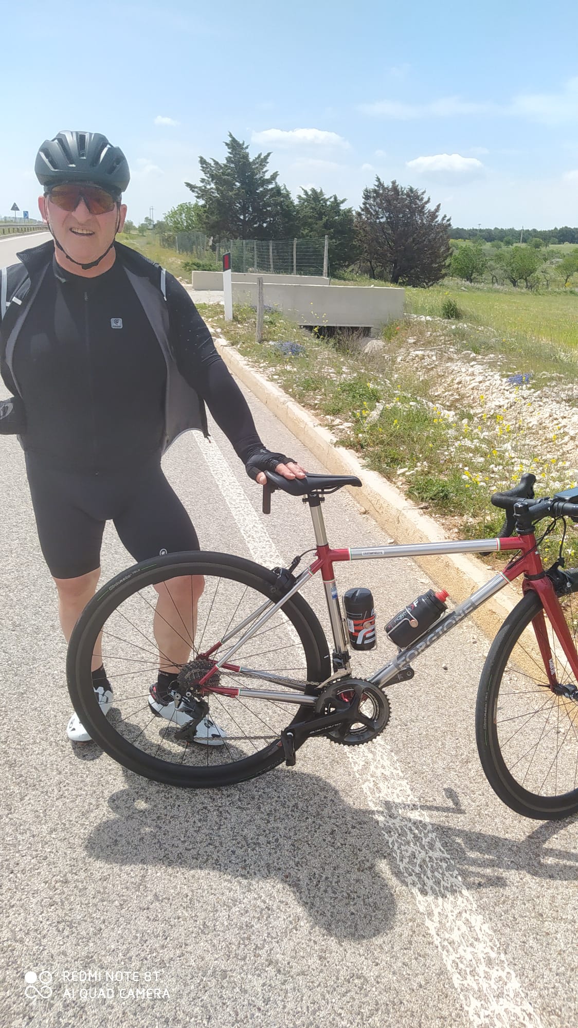 GiòCris con la sua bicicletta in acciaio inox-  telaio e reggisella realizzati da Vincenzo Forgione