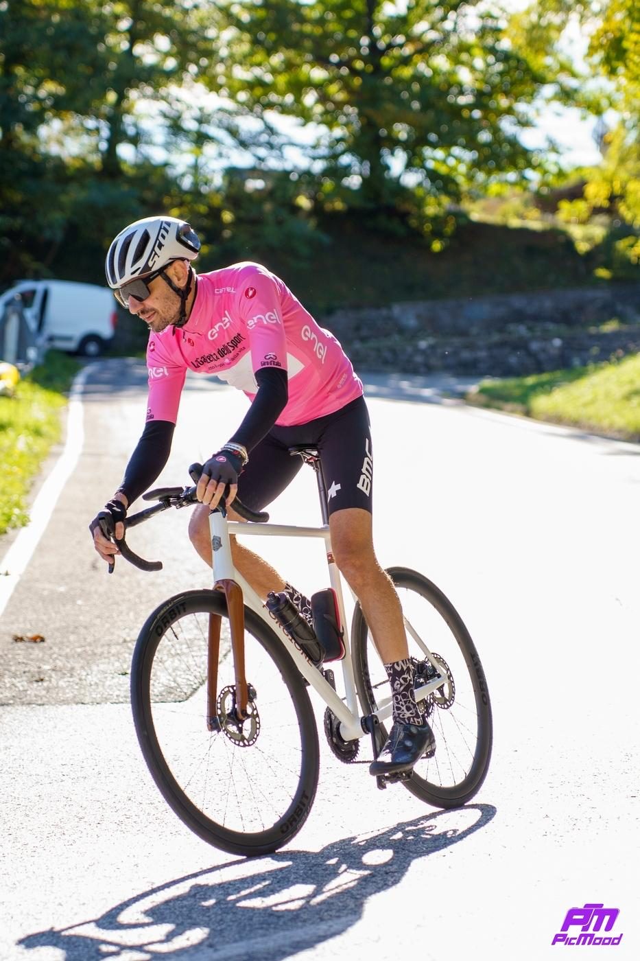 Andrea de Milan en montée sur son vélo Forgione avec cadre en acier Columbus Spirit