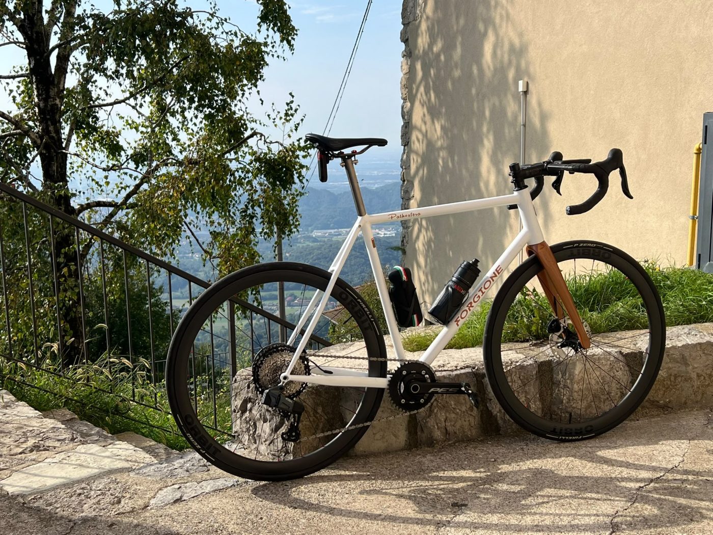 Vélo de route Forgione blanc avec cadre en acier Columbus Spirit d'Andrea de Milan