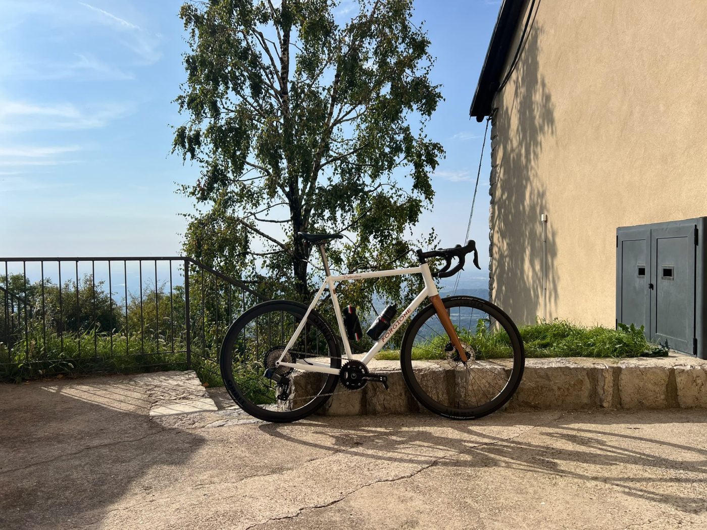 Le vélo Forgione d'Andrea appuyé contre un muret face à la plaine