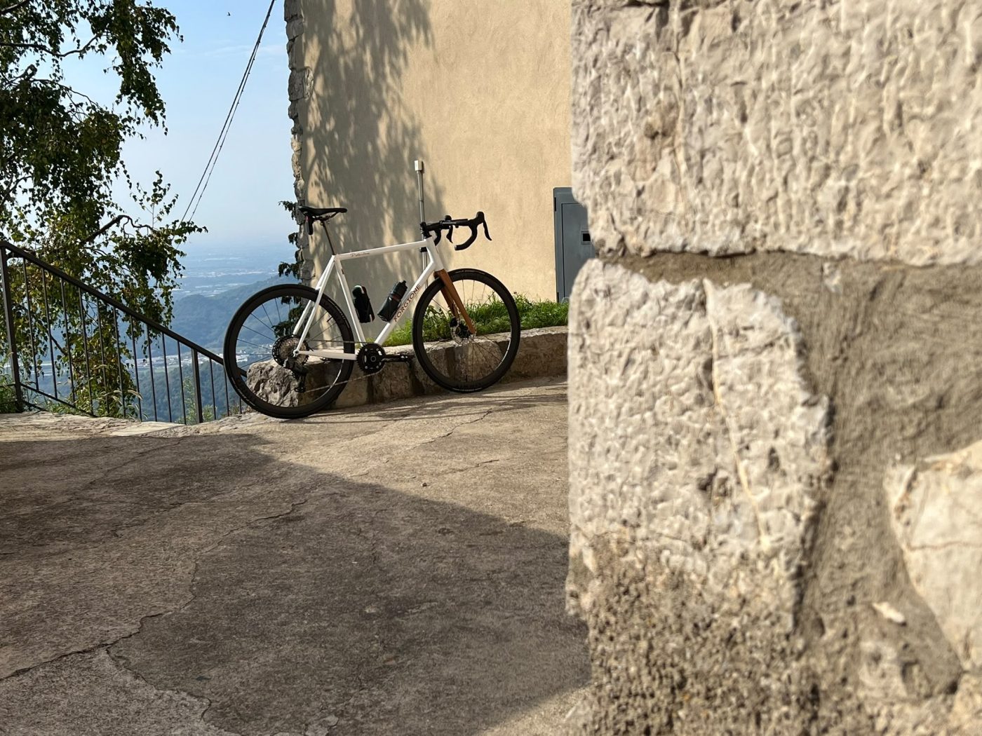 Le vélo Forgione d'Andrea entre les murs en pierre d'un village de colline