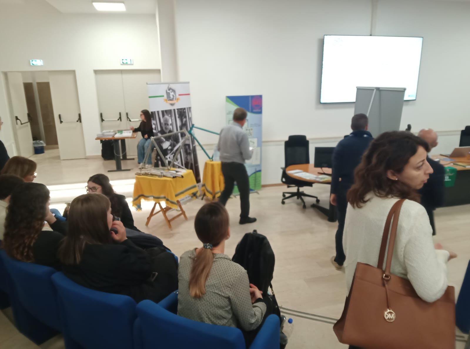 Partecipanti alla Fiera Ergonomia dei Cammini davanti all'angolo di Forgione Telai