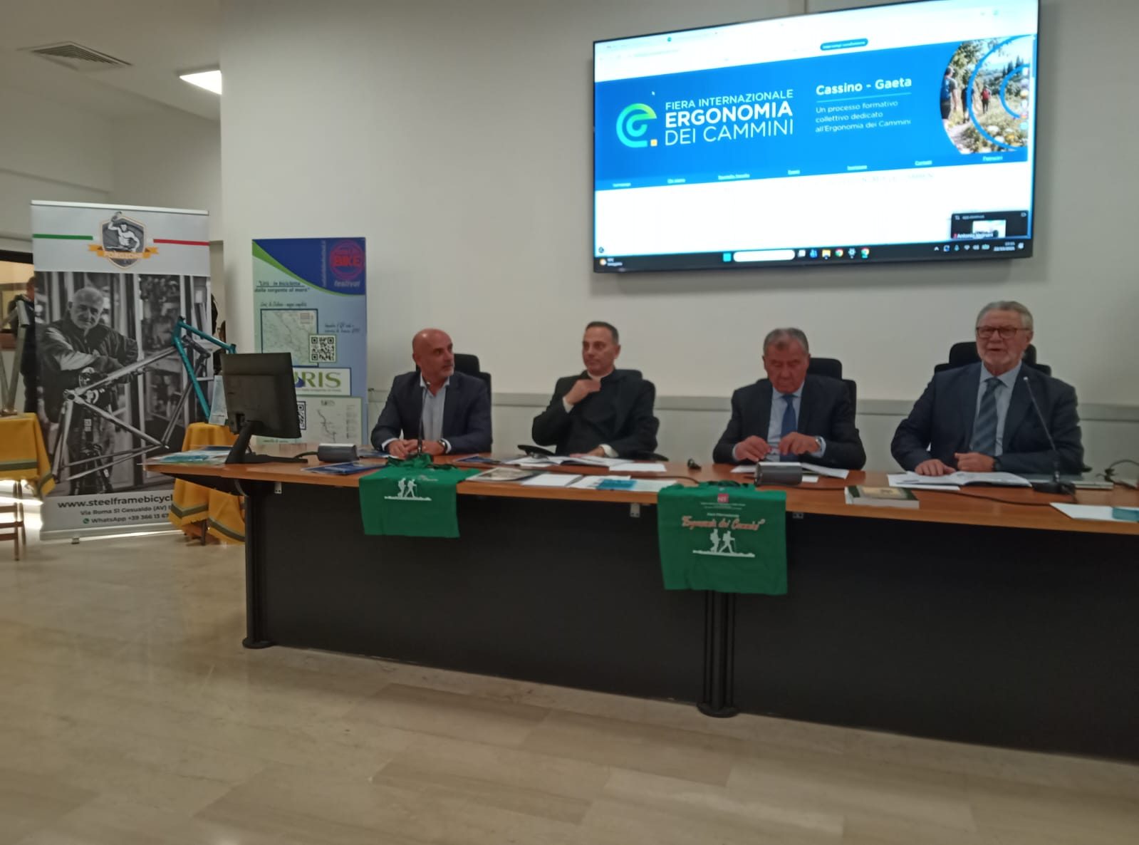 Tavolo dei relatori della Fiera Internazionale Ergonomia dei Cammini nell'Aula Magna di Ingegneria a Cassino