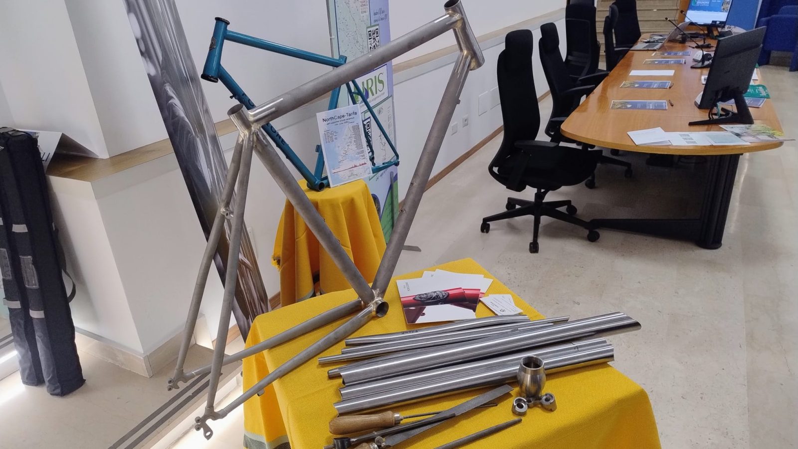 Telaio in acciaio grezzo, tubi e attrezzi del laboratorio Forgione Telai in mostra a Cassino