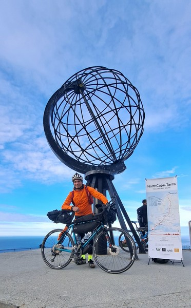Carlo Centofanti unter dem Metall-Globus am Nordkap beim Start des NorthCape-Tarifa 2026