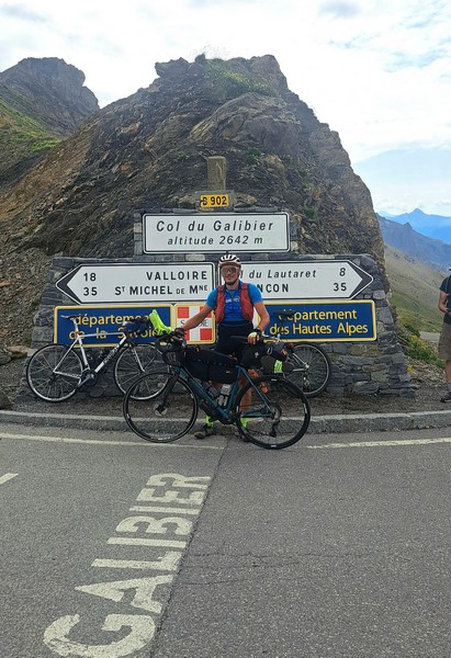 Carlo Centofanti mit dem Forgione-Rahmen am Schild des Col du Galibier auf 2.642 Metern