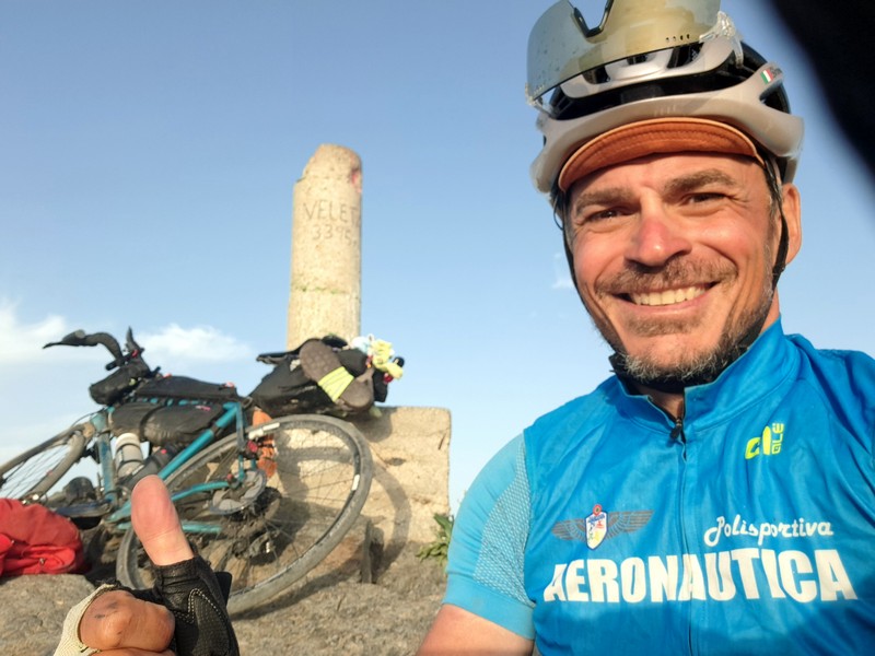 Rennrad mit Forgione-Rahmen neben dem Marmorschild am Pico del Veleta auf 3.395 Metern