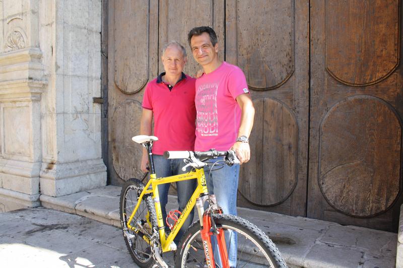 Vincenzo e Carmine insieme con una delle biciclette 