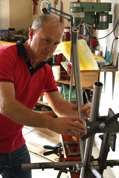 Vincenzo nel suo primo laboratorio per biciclette costruite a mano