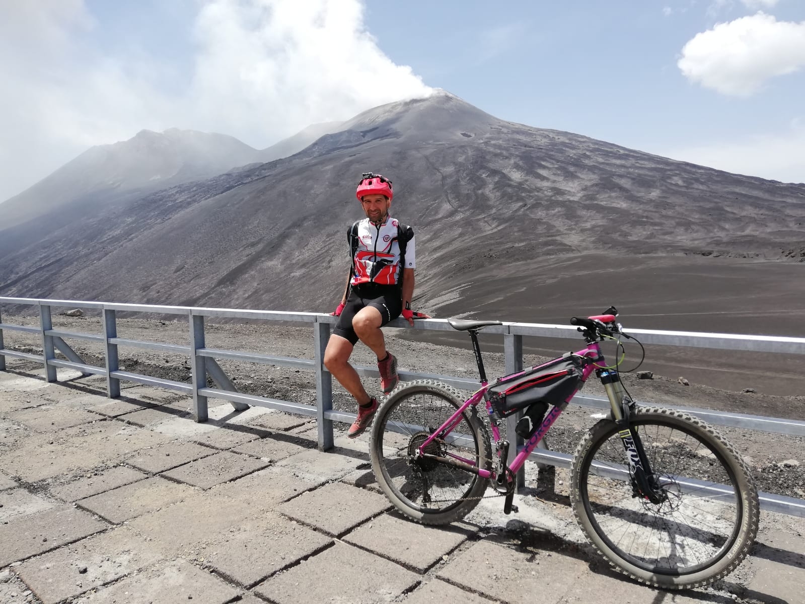 Michele nella sua ultima scalata sull'Etna con bici Forgione