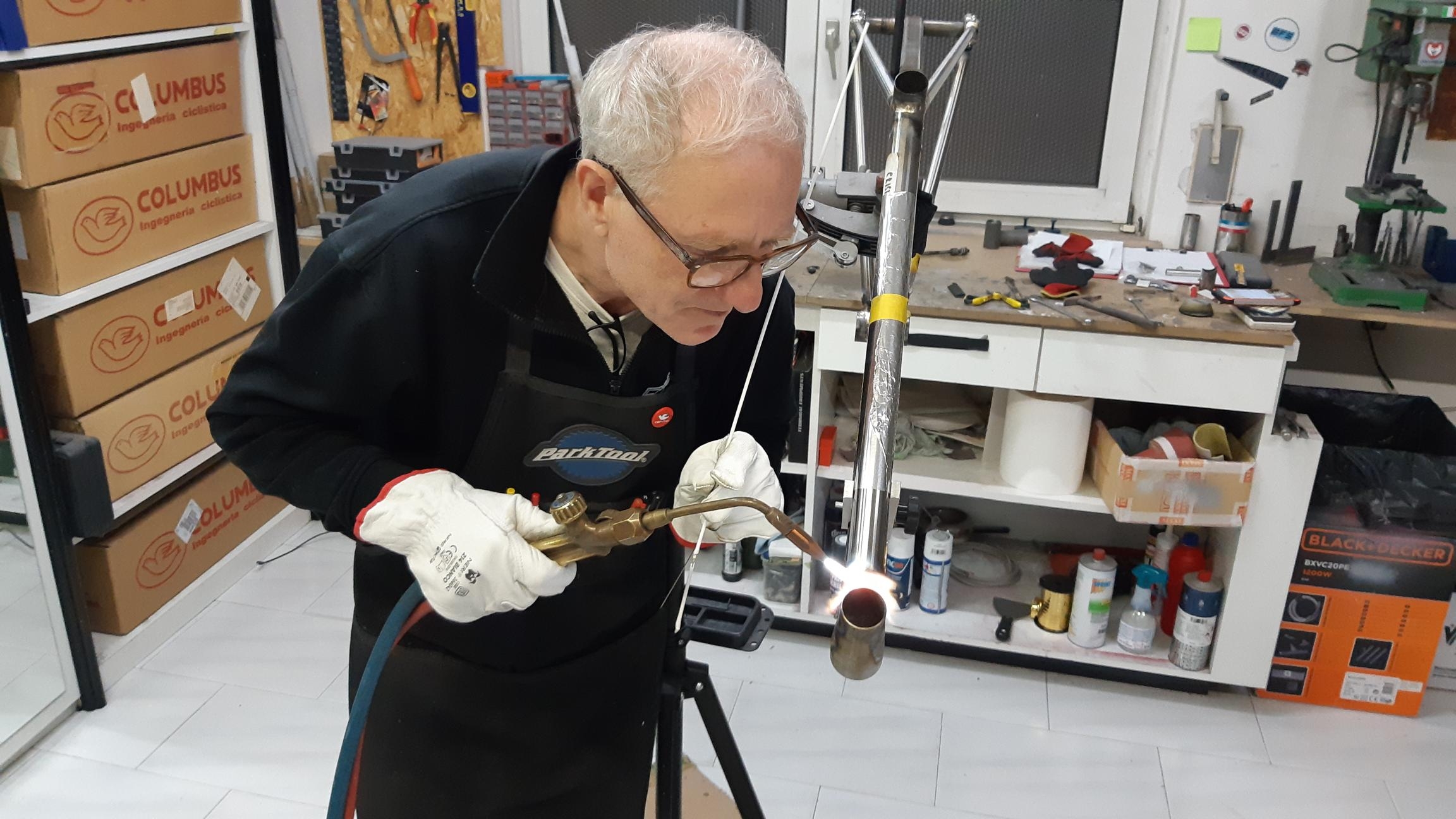 Vincenzo Forgione al lavoro nel suo laboratorio