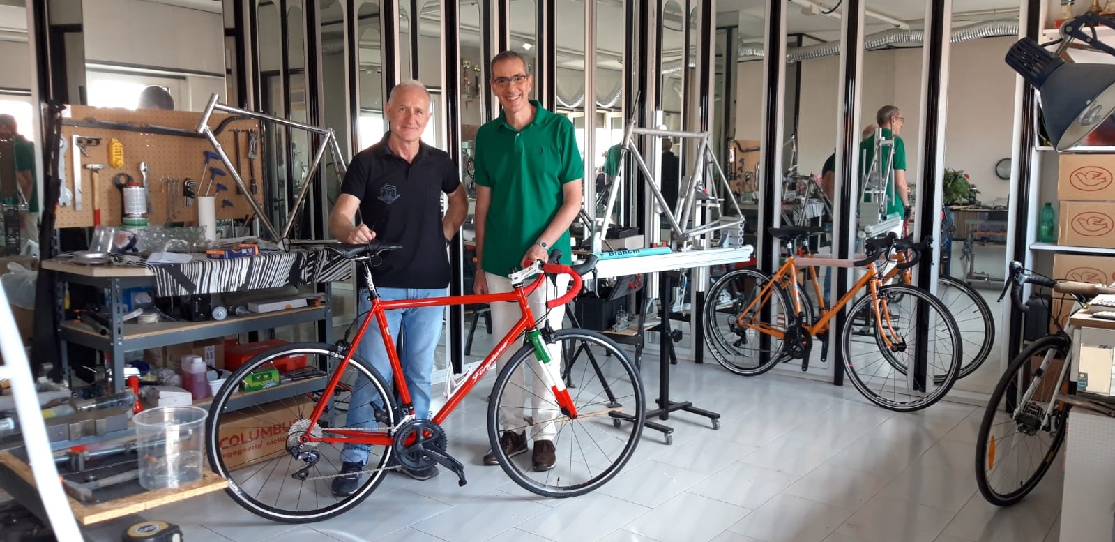 Gianni a Gesualdo nel laboratorio Forgione per la consegna della sua bicicletta