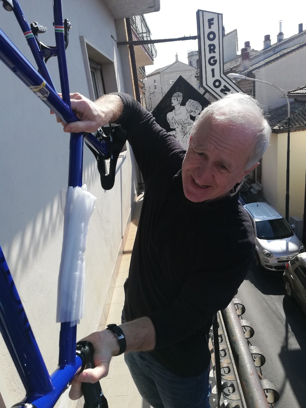 Vincenzo Forgione con un nuovo telaio fuori dal balcone della sua officina