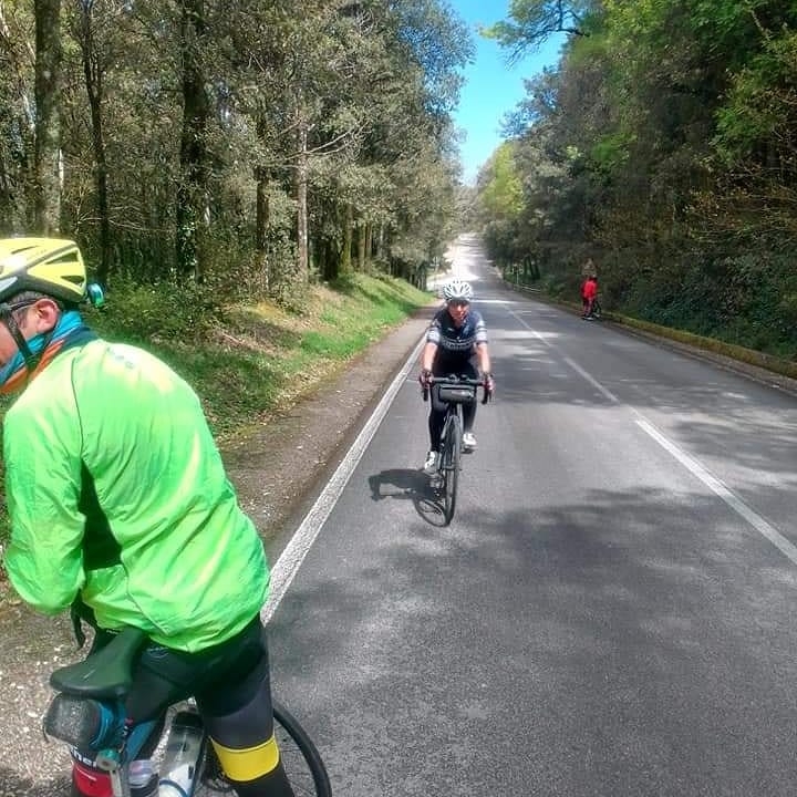 Mariapia durante la randoneé "MAri e Monti" con la sua bicicletta Forgione