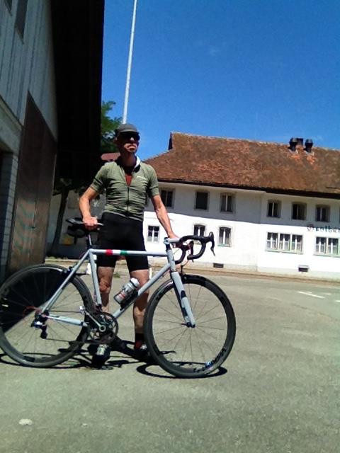 Werner con la sua bici con telaio Forgione